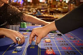 Antarmuka permainan Ikan Jackpot di aplikasi mobile awalslot dengan berbagai spesies ikan dan multiplier yang ditampilkan